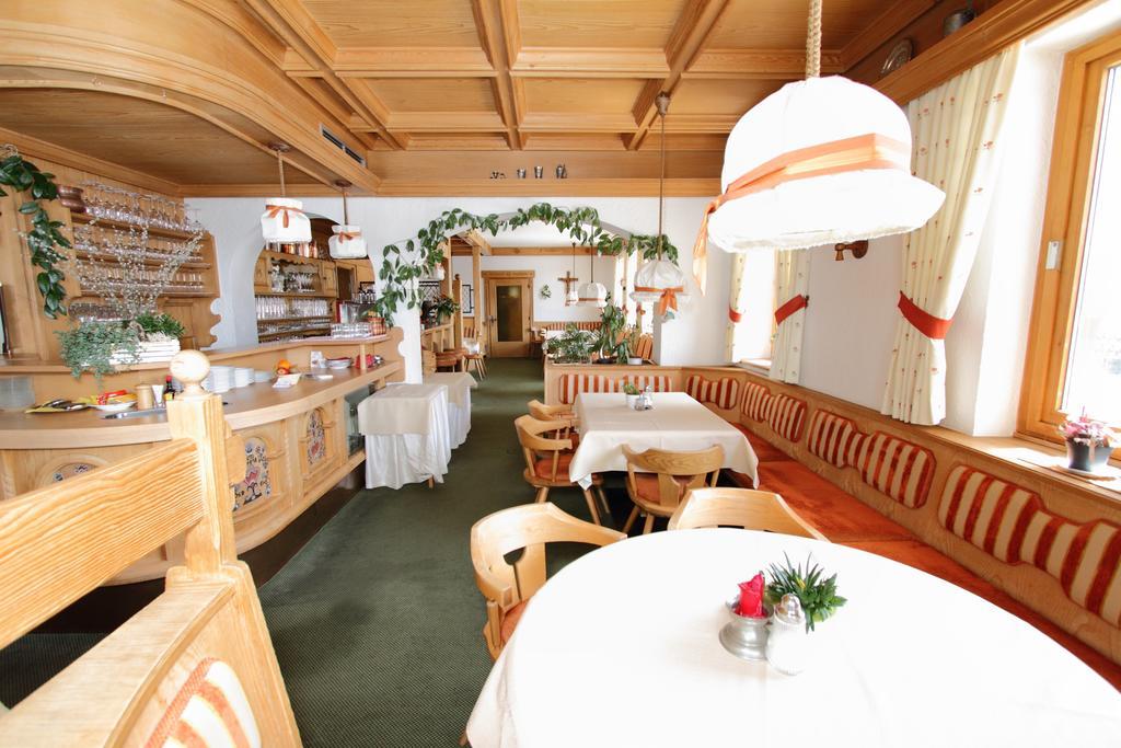 Pension Mittagskogel Sankt Leonhard im Pitztal Esterno foto